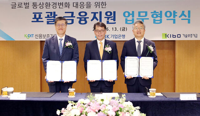 (오른쪽부터) 김종호 기술보증기금 이사장, 김성태 중소기업은행장, 최원목 신용보증기금 이사장이 업무협약 후 기념촬영을 하고 있다. /기보