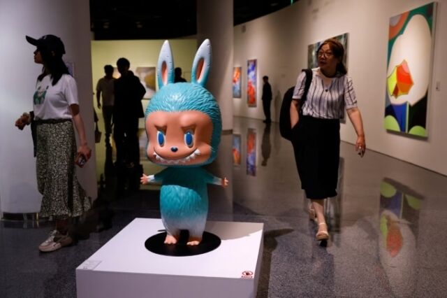 중국 베이징에서 열린 경매에서 사람 크기의 라부부 인형이 약 2억원에 낙찰됐다. / CNN
