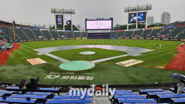 우천 취소 결정이 내려진 잠실 야구장./잠실=김경현 기자