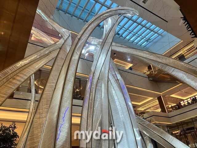 솔레어 리조트 노스 내부 중앙에 위치한 조각품 ‘맹그로브’. /심지원 기자