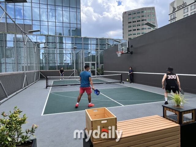 피크볼을 하고 있는 숙박객들. /심지원 기자