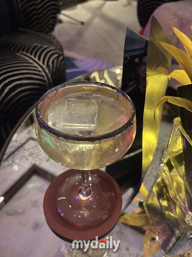 ‘스카이 바’에서 시킨 칵테일. /심지원 기자