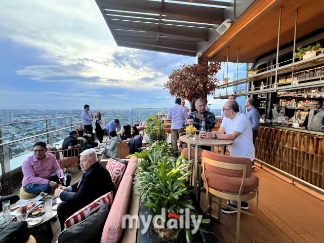 ‘스카이 바’를 즐기고 있는 숙박객들. /심지원 기자