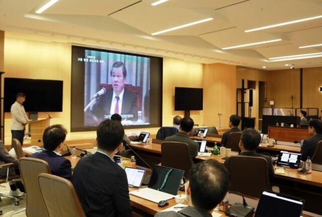 2025 SK 경영전략회의에 참여한 SK 경영진이 최종현 선대회장의 육성을 들으며 SKMS 철학과 정신을 되새기고 있다. /SK그룹