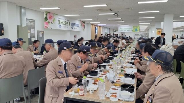 풀무원푸드앤컬처는 호국보훈의 달을 맞아 13일 세종시 육군 제32보병사단에서 진행한 호국보훈의 달 초청 오찬 행사에 참해 특별 식사를 제공했다./풀무원푸드앤컬처