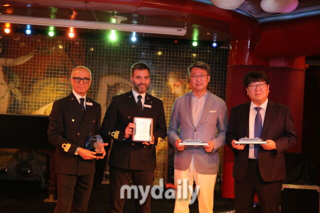 왼쪽부터 ETTORE COSTA 호텔 디렉터, SIAS FEDERICO 선장, 롯데관광 백현 대표이사 사장, 롯데관광 정세영 이사. /공동취재단