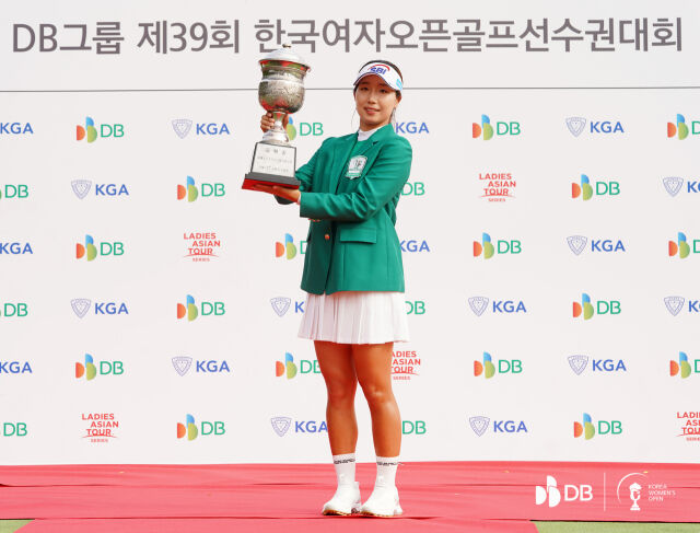 우승 트로피를 들고 포즈를 취하는 이동은./대회 조직위