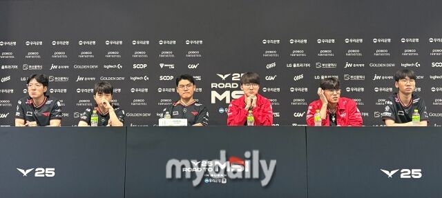 왼쪽부터 김정균 T1 감독, 케리아 류민석, 구마유시 이민형, 페이커 이상혁, 오너 문현준, 도란 최현준. /박성규 기자