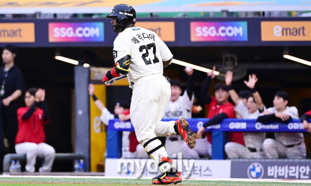 15일 오후 인천SSG랜더스필드에서 진행된 '2025 프로야구 KBO리그' 롯데-SSG의 경기. SSG 에레디아가 6회말 롯데 선발 이민석을 상대로 선제 솔로 홈런을 때린 뒤 그라운드를 돌고 있다./인천 = 곽경훈 기자