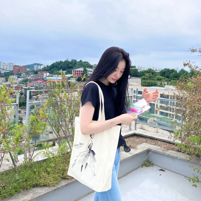 金妍儿♥高宇林退伍后的现状...连天空都晴朗的清爽美人