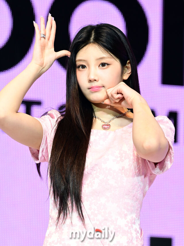 그룹 아일릿 멤버 원희가 인사하고 있다. / 유진형 기자(zolong@mydaily.co.kr)