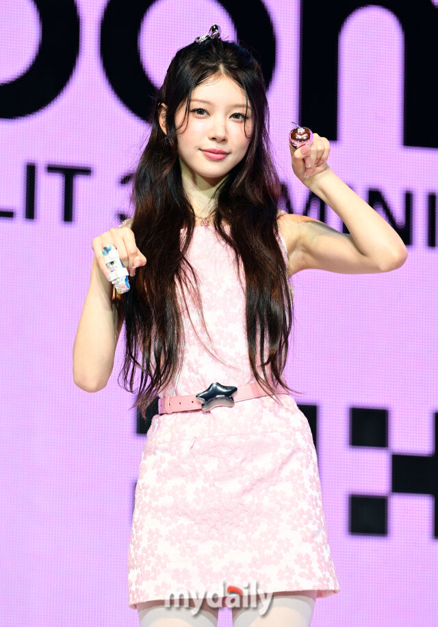 그룹 아일릿 멤버 모카가 인사하고 있다. 유진형 기자(zolong@mydaily.co.kr)