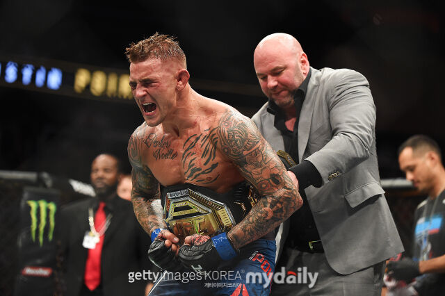 포이리에(왼쪽)에게 UFC 라이트급 잠정챔피언 벨트를 채워 주는 화이트 대표. /게티이미지코리아