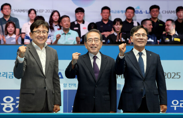 왼쪽부터 PBA 장상진 부총재, PBA 김영수 총재, 우리금융캐피탈 기동호 대표이사가 '우리금융캐피탈 PBA-LPBA 챔피언십 2025' 개막식이 끝나고 기념사진을 찍고 있다./PBA