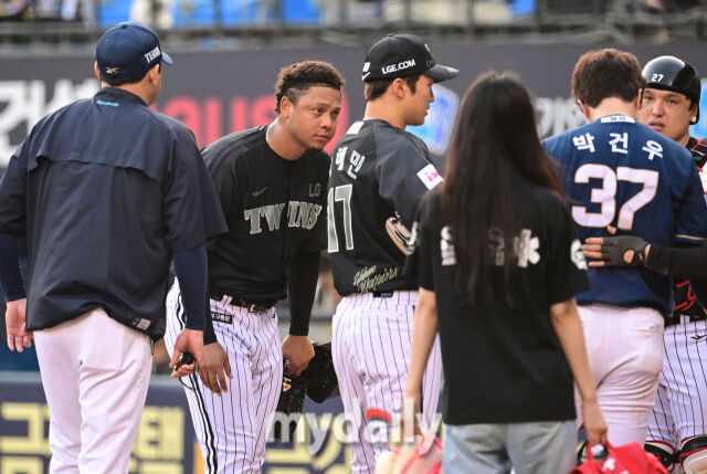 2025년 6월 17일 오후 서울 잠실구장에서 진행된 '2025 신한 SOL뱅크 KBO 리그' NC 다이노스와 LG 트윈스의 경기. LG 선발투수 에르난데스가 2회초 1사 1루서 NC 박건우에게 헤드샷을 던진 뒤 모자를 벗고 사과하고 있다./마이데일리