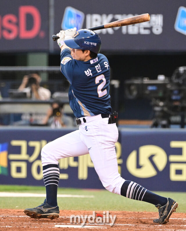2025년 6월 17일 오후 서울 잠실구장에서 진행된 '2025 신한 SOL뱅크 KBO 리그' NC 다이노스와 LG 트윈스의 경기. NC 박민우가 3회초 2사 3루서 1타점 2루타를 치고 있다./유진형 기자