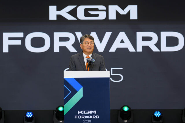 17일 경기도 평택에 위치한 KGM 본사에서 열린 'KGM 포워드' 행사에서 곽재선 회장이 인사말을 하고 있는 모습. /KGM