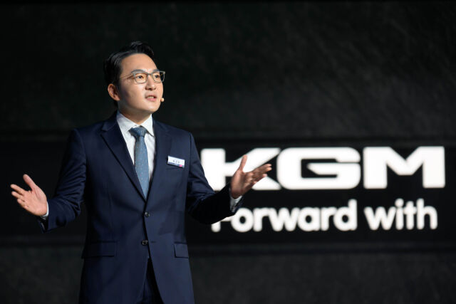 17일 경기도 평택에 위치한 KGM 본사에서 열린 'KGM 포워드' 행사에서 곽정현 사업전략 부문장이 상품전략을 발표하고 있다. /KGM