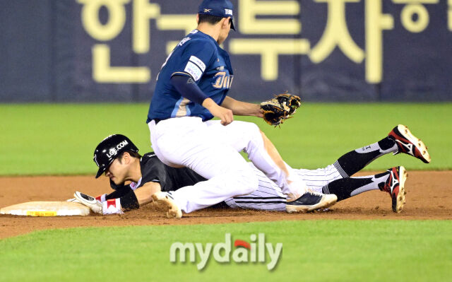 2025년 6월 17일 오후 서울 잠실구장에서 진행된 '2025 신한 SOL뱅크 KBO 리그' NC 다이노스와 LG 트윈스의 경기. LG 1루 주자 박해민이 7회말 1사 1루서 2루 도루를 성공하며 12년 연속 20도루를 달성하고 있다./유진형 기자