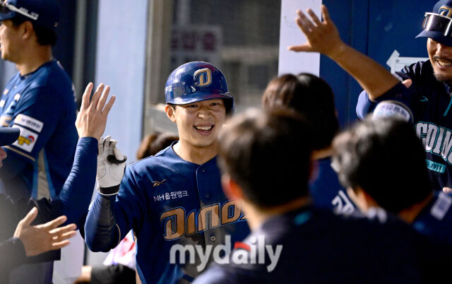 2025년 6월 17일 오후 서울 잠실구장에서 진행된 '2025 신한 SOL뱅크 KBO 리그' NC 다이노스와 LG 트윈스의 경기. NC 김휘집이 9회초 1사 후 솔로 홈런을 친 뒤 기뻐하고 있다./유진형 기자