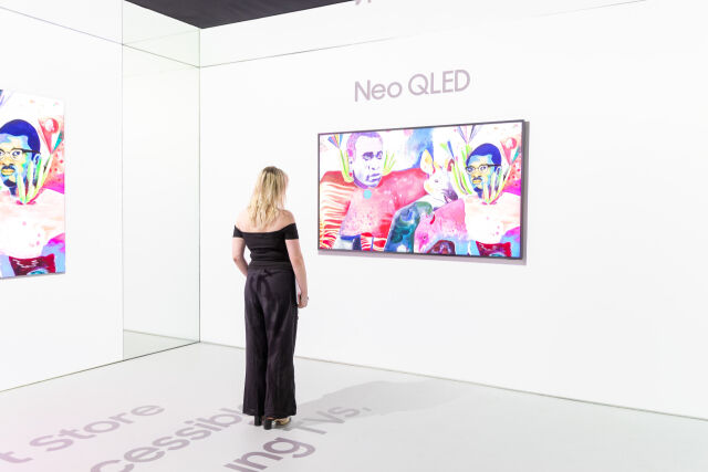 관람객들이 삼성전자의 디지털 아트 체험 공간인 삼성 라운지 '아트큐브(ArtCube)' 전시장을 구경하고 있다. /삼성전자