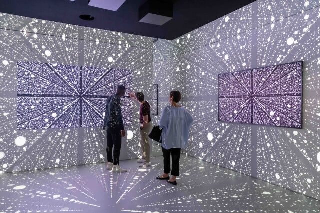 관람객들이 삼성전자의 디지털 아트 체험 공간인 삼성 라운지 '아트큐브(ArtCube)' 전시장을 구경하고 있다. /삼성전자