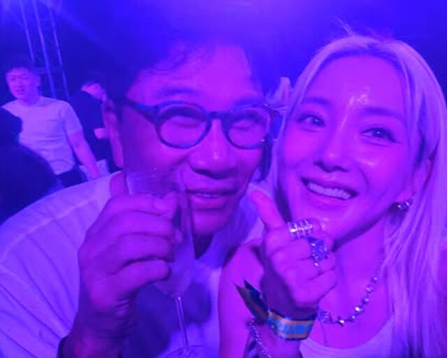 바다가 SM 엔터테인먼트 전 대표 이수만과 환한 미소를 짓고 있다. / 바다 소셜미디어