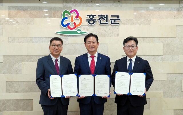  지난 17일 홍천군청에서 진행된 홍천군 고품질 농·특산물 판매 활성화를 위한 협약식에서 이우봉 풀무원 총괄CEO(왼쪽부터), 신영재 홍천군수, 농협중앙회 김준태 홍천군지부장이 기념 촬영을 하고 있다. /풀무원식품