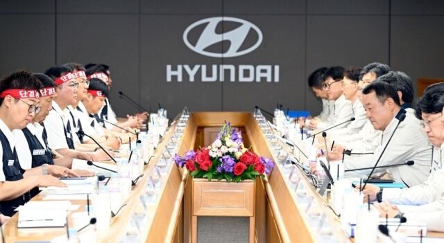 현대자동차 노사 대표가 18일 울산공장에서 올해 임금 및 단체협약 상견례를 열고 있다. /현대차