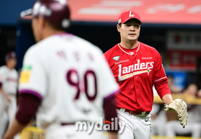 2025년 6월 18일 오후 서울 고척스카이돔에서 열린 '2025 신한 SOL뱅크 KBO 리그' SSG 랜더스와 키움 히어로즈의 경기. SSG 전영준이 4회말 투구를 마친 뒤 더그아웃으로 들어가고 있다./마이데일리
