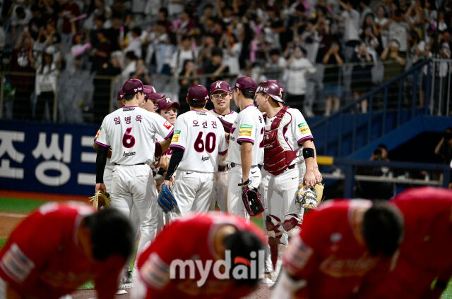 2025년 6월 18일 오후 서울 고척스카이돔에서 열린 '2025 신한 SOL뱅크 KBO 리그' SSG 랜더스와 키움 히어로즈의 경기. 키움이 3-2로 승리한 뒤 기뻐하고 있다./마이데일리