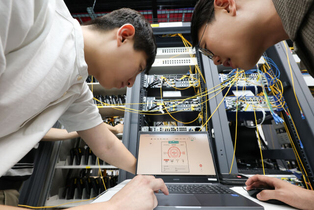 KT가 초고속인터넷 가입자 1000만명 달성을 기념해 차세대 기가 이더넷 스위치(New 5G-GES)를 도입하고, 구축 아파트에도 1Gbps급 서비스를 확대한다. /KT