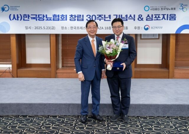 박혁 동국제약 상무(오른쪽)가 감사패를 들고 기념사진을 촬영하고 있다. /동국제약