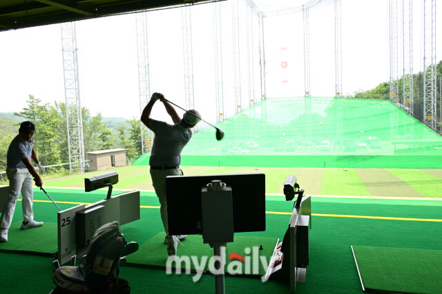 워커힐 골프클럽은 3개 층 총 61개 타석, 비거리 약 200야드 규모로 조성됐다. 전 타석에는 스윙 분석기 ‘탑트레이서’가 설치됐다. /곽경훈 기자