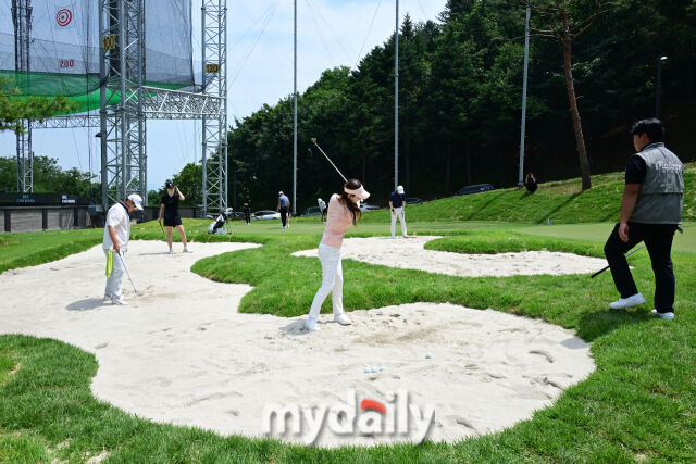국내 첫 도심형 프리미엄 골프 연습장 ‘워커힐 골프클럽’이 오는 21일 정식 개장한다. 사진은 골프클럽 외부에 4개 그린으로 조성된 숏게임 콤플렉스 전경. /곽경훈 기자