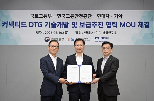 (왼쪽부터) 박상현 현대차·기아 상용LCM담당 부사장, 정채교 국토교통부 종합교통정책관, 한정헌 한국교통안전공단 모빌리티정책실장이 '커넥티드 DTG 개발 및 보급을 위한 업무협약'을 체결한 뒤 기념촬영을 하고 있다. /현대차·기아