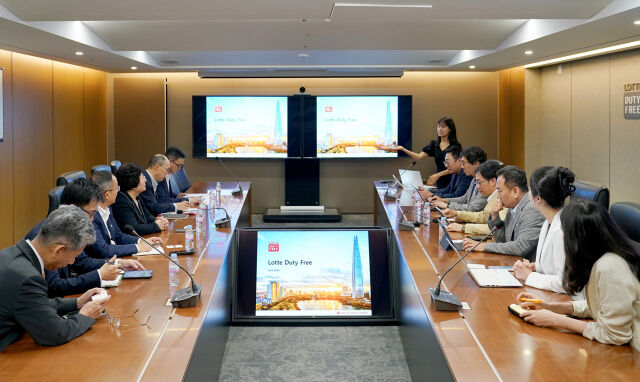 서울 중구 롯데면세점 본사에서 중국국영면세점그룹(CDFG) 및 모기업인 중국여유그룹 임원진과 롯데면세점 임직원들이 비즈니스 미팅을 진행하고 있다./롯데면세점