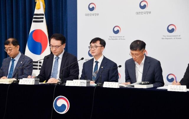 임기근 기획재정부 2차관(왼쪽에서 3번 째)이 세종시 정부세종청사 중앙동 브리핑실에서 2차 추경안 주요 내용을 발표하고 있다./기획재정부