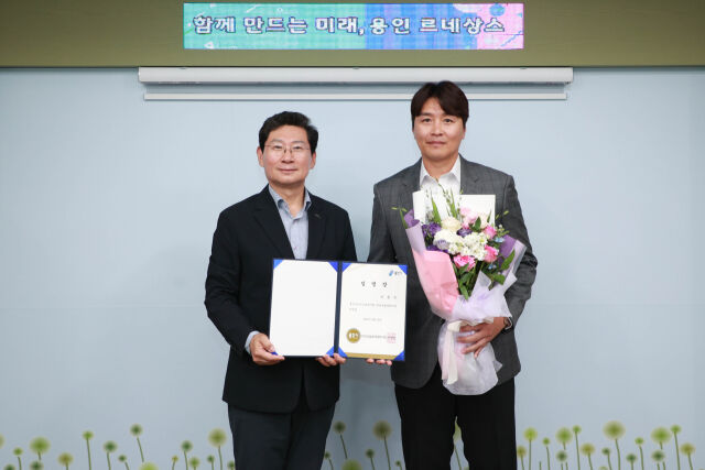 이동국(오른쪽) 용인특례시 시민프로축구단 테크니컬디렉터로 선임됐다. /용인FC 제공