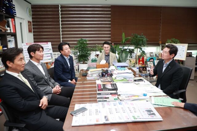이동국(왼쪽에서 두 번째)이 용인FC 관계자들과 이야기를 나누고 있다. /용인FC 제공