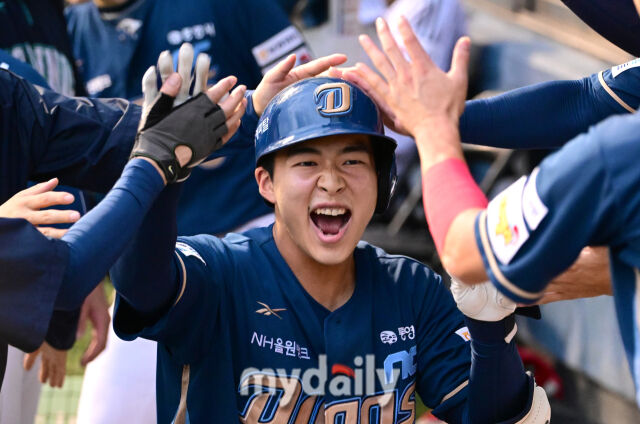 2025년 6월 19일 오후 서울 잠실구장에서 '2025 신한 SOL뱅크 KBO 리그' NC 다이노스와 LG 트윈스의 경기.<br><br>NC 김휘집이 5회초 2사 후 솔로 홈런을 친 뒤 기뻐하고 있다./잠실=유진형 기자