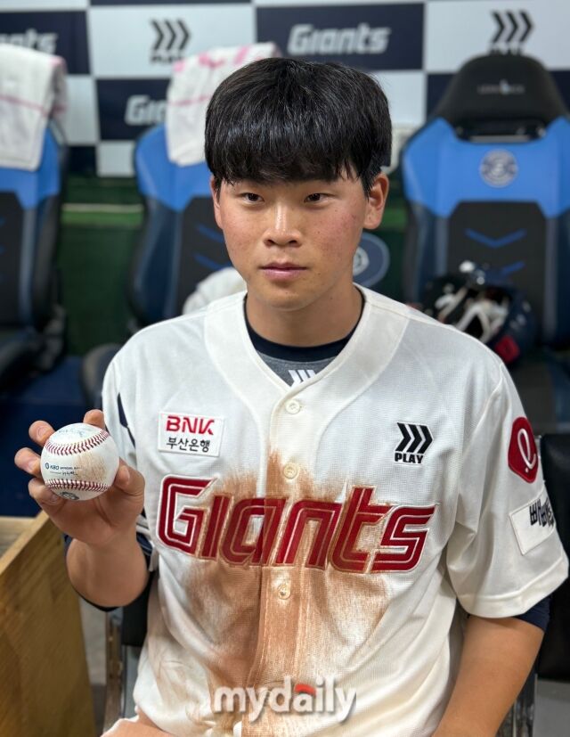 데뷔 첫 안타볼을 들고 있는 롯데 자이언츠 박찬형./부산 = 박승환 기자