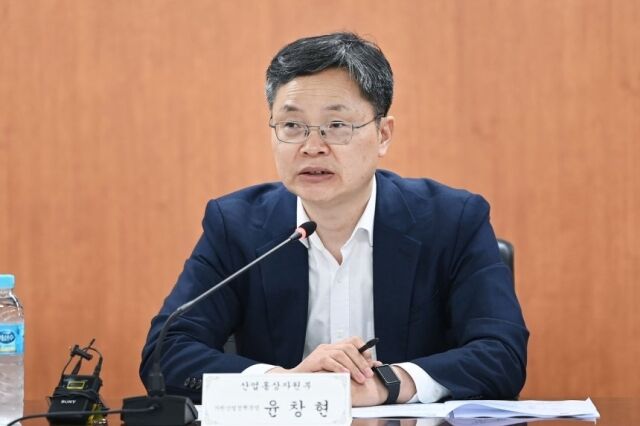 윤창현 산업통상자원부 자원산업정책국장이 지난 19일 서울 종로구 석탄회관 대회의실에서 열린 '중동 상황 관련 석유·가스 수급 및 가격 점검회의'를 주재하고 있다. /산업통상자원부