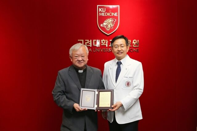 기부식에서 윤을식 의무부총장(오른쪽)이 임인섭 이사장에게 감사패를 수여하고 있다. /고려대학교의료원
