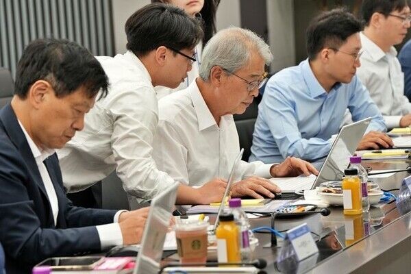 지난 18일 열린 '챗GPT 활용 실습 연수'에 참여한 임종룡 우리금융그룹 회장(왼쪽에서 3번째)이 직접 챗GPT를 활용해 실습하고 있다./우리금융