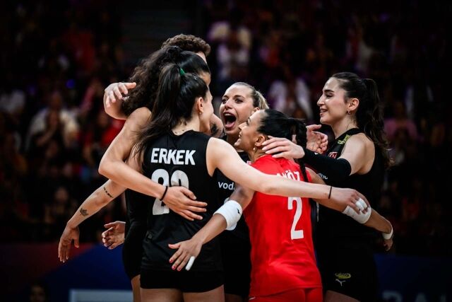득점 후 환호하는 튀르키예 선수들./FIVB