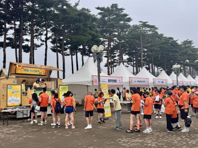 풀무원샘물이 지난 21일 서울 상암 월드컵 평화광장 일대에서 열린 월드비전 ‘2025 글로벌 6K 포 워터 마라톤’에 브랜드 홍보부스를 운영하고 있다. /풀무원샘물