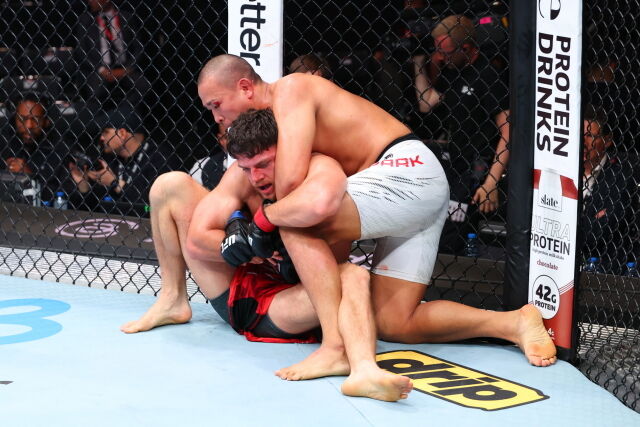 그라운드 상황에서 나우르디예프를 압박하는 박준용(오른쪽) . /UFC 제공