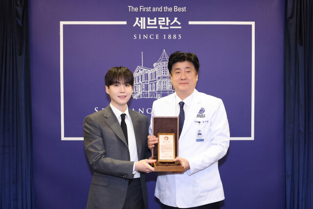방탄소년단 슈가(왼쪽)와 금기창 연세의료원장이 기념 사진을 촬영하고 있다. /세브란스병원