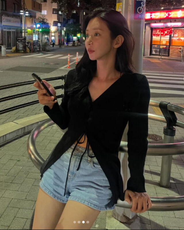 배우 이주빈이 데님 팬츠로 탄탄한 각선미를 뽐냈다. / 이주빈 개인 인스타그램